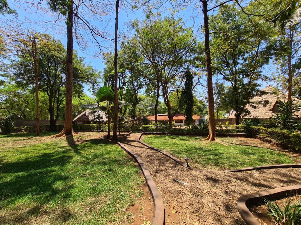 Honey Badger Lodge Moshi Exteriör bild