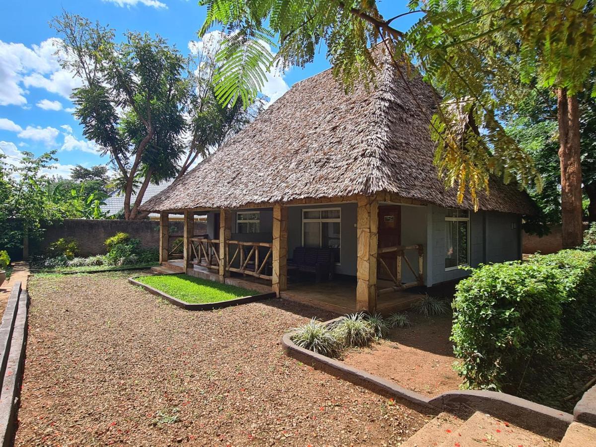 Honey Badger Lodge Moshi Exteriör bild